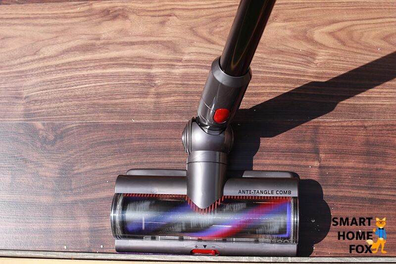 The V15 cleans along the ledges